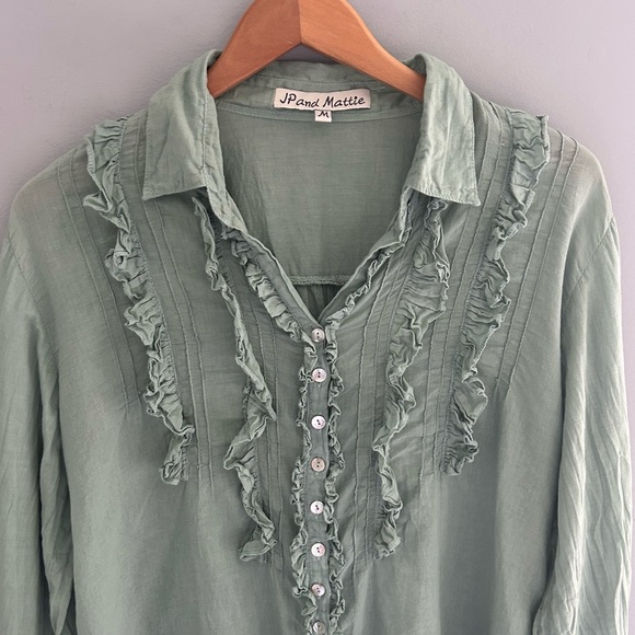 JP and Mattie Green Ruffles Blouse Mother of Pearl Buttons Size Medium - Picture 6 of 12